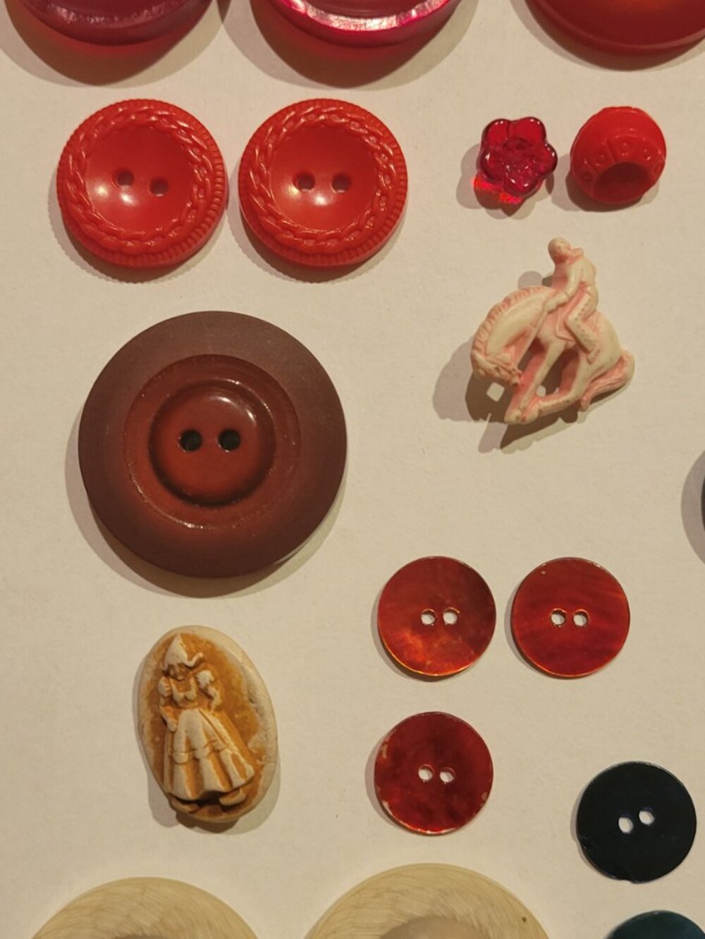 Lot of Assorted Vintage Buttons - Picture 5 of 9